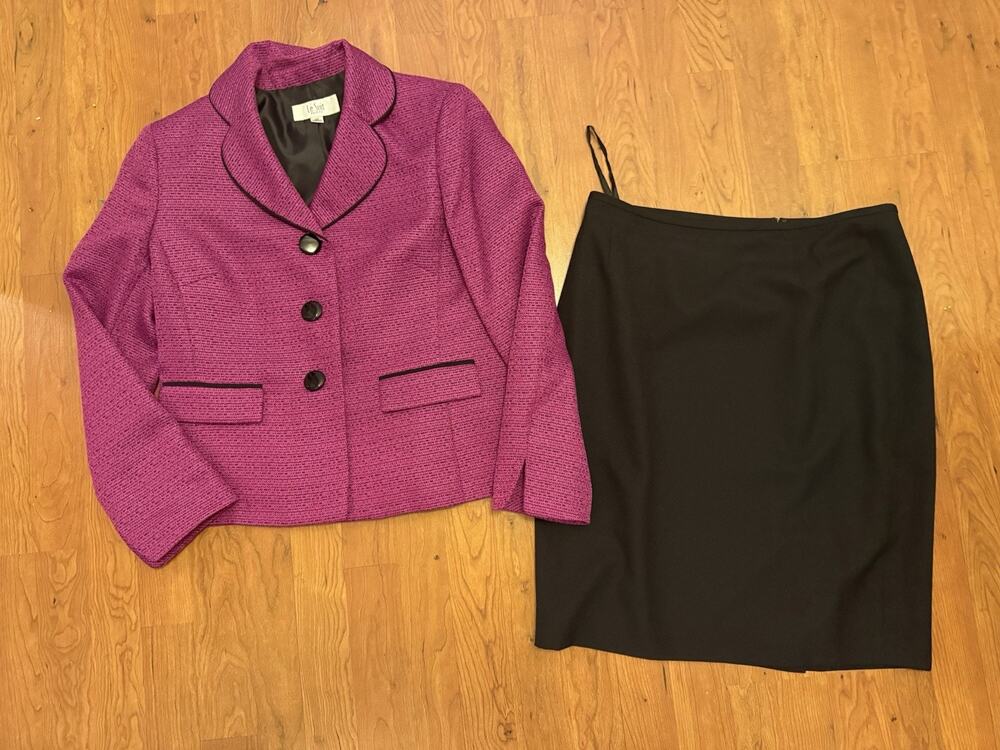 Le Suit Women's Pink Black 100% Polyester 2 Piece Skirt Suit Size 10P EUC